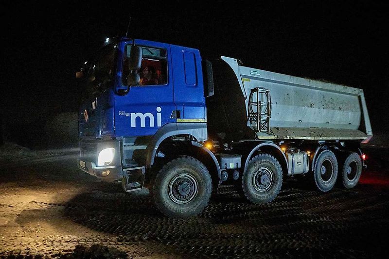 Na stavbě dálnice D11 se pracuje i za tmy.