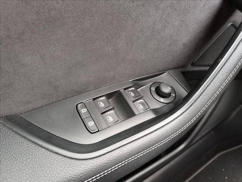 Škoda Superb 2,0 TDI SportLine Combi DSG - fotka 14 z 23