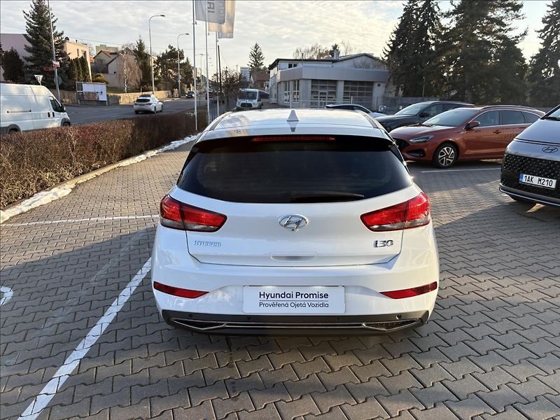 Hyundai i30 1,5 i CVVT  HB Smart - fotka 4 z 17