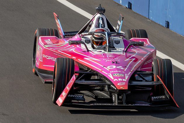Pilot Pascal Wehrlein s monopostem Porsche 99X Electric Gen3 při závodě v Tokyu v seriálu Formule E ABB FIA 2024., zdroj: Wikimedia Commons, Morio, CC BY-SA 4.0
