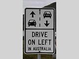 Značka upozorňující na levostranný provoz v Austrálii.