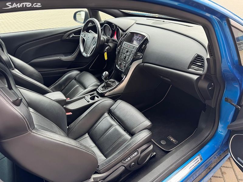 Opel Astra (2012) GTC OPC 2.0 Turbo 206kw - fotka 9 z 22