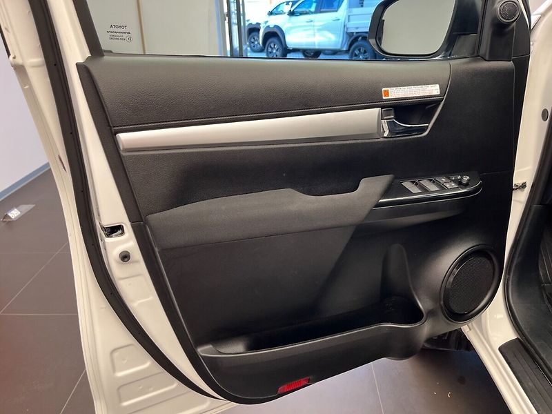 Toyota Hilux Double Cab - 2.8L Diesel - 6 M - fotka 11 z 26