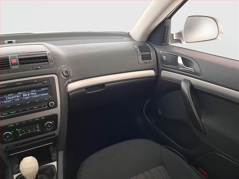 Škoda Octavia (2011) Elegance 1.6 TDI, Serv.kniha - fotka 8 z 19