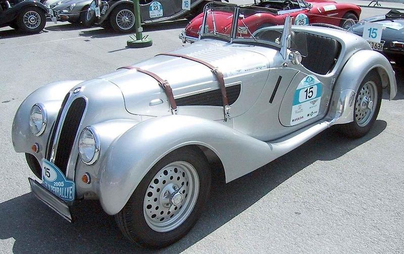 Vůz BMW 328 byl už od začátku navržený jako soutěžní model, který má dát bavorské značce sportovní image. Na snímku je BMW 328 z roku 1938 v Louwman Muzeu.