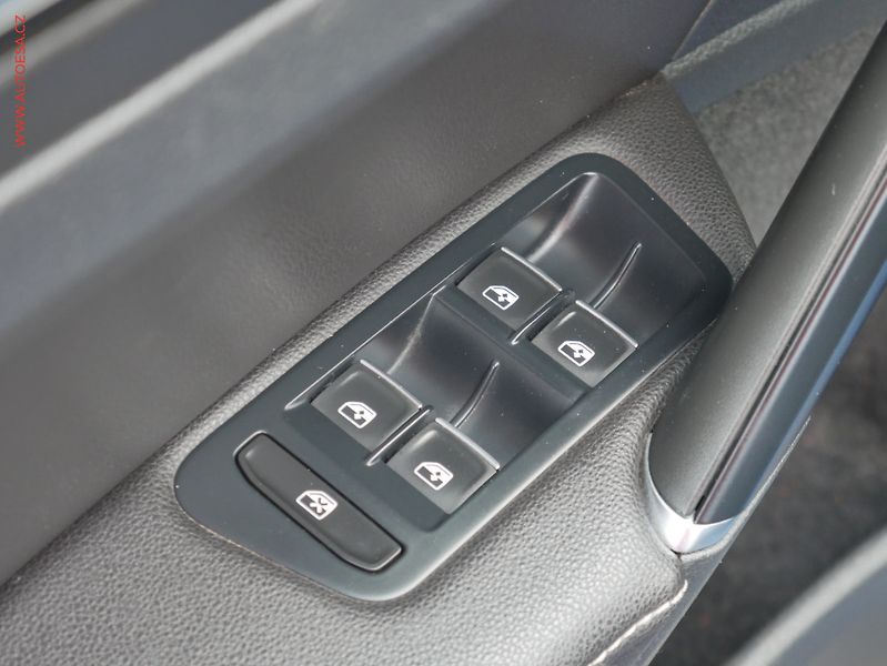 Volkswagen Golf (2015) 2.0TDi, 1.maj,ČR, Highline - fotka 19 z 22