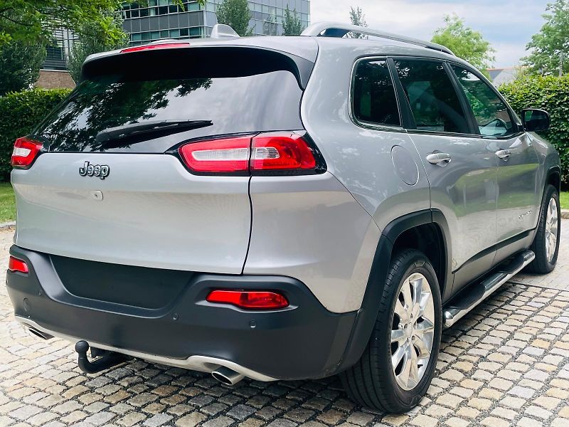 Jeep Cherokee 2.0D 4x4 AUT KAMERA TAŽNÉ LED - fotka 11 z 50