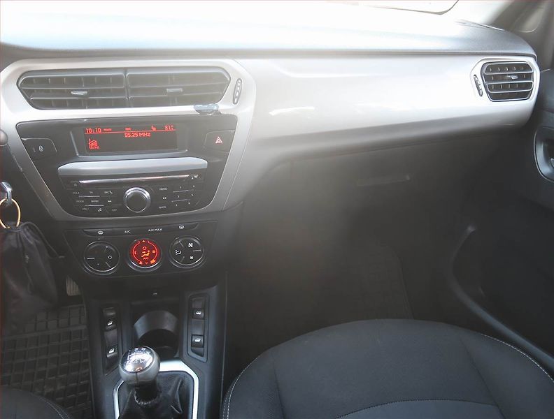 Citroën C-Elysée (2013) Exclusive 1.6 HDi, rezervace - fotka 8 z 18