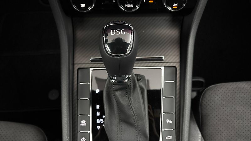 Škoda Superb 2.0 TDI DSG Sportline Combi - fotka 27 z 32