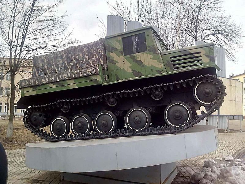 Tahač Ja-12 umístěný v Jaroslavli, kde se vyráběl.