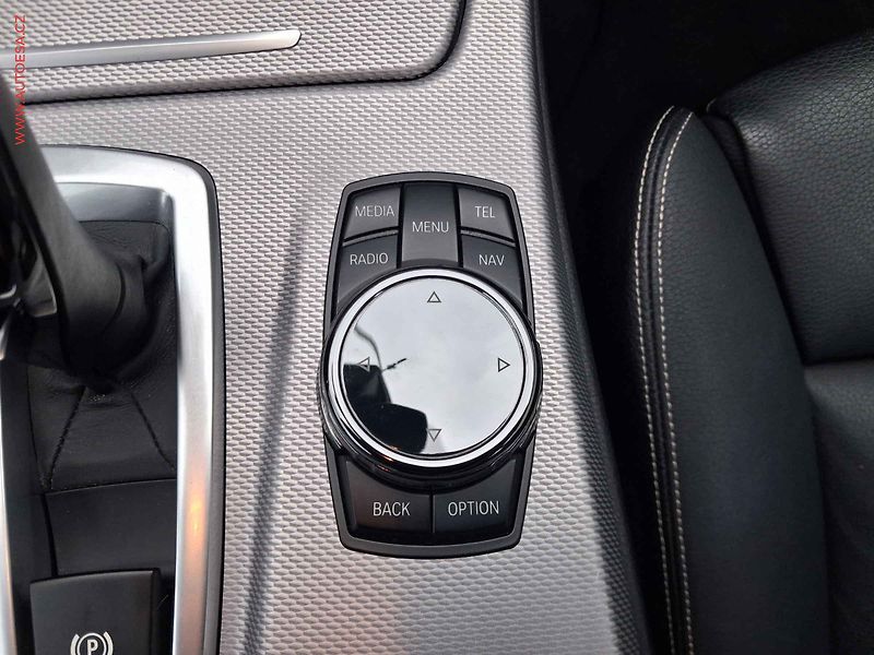 BMW Řada 5 (2015) 3.0 D M550d xDrive, AT, kůže - fotka 14 z 22