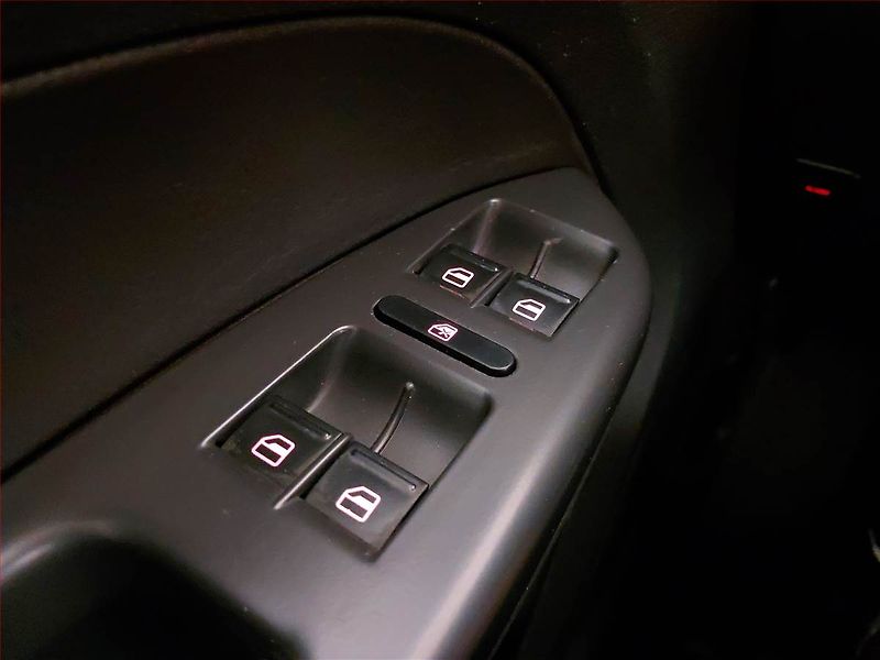 Volkswagen Touran (2011) 1.6 TDI, po STK, Tažné - fotka 17 z 17