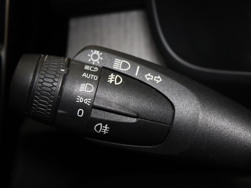 Volvo XC40 2,0 T4 140kW Insc. H/K 1.maj.Č - fotka 17 z 23