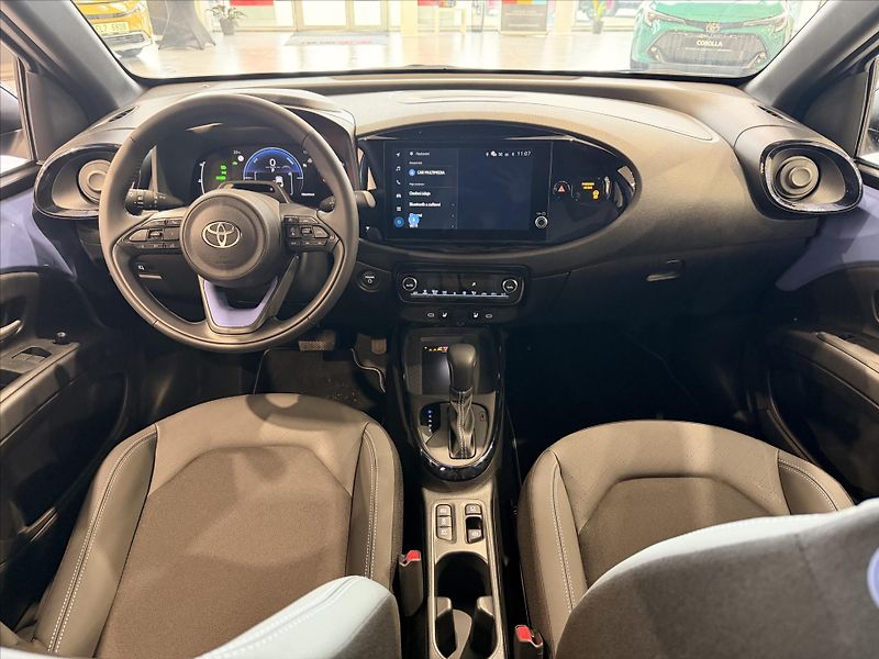 Toyota Aygo 1,5 Hybrid (116k)  Executive - fotka 7 z 10