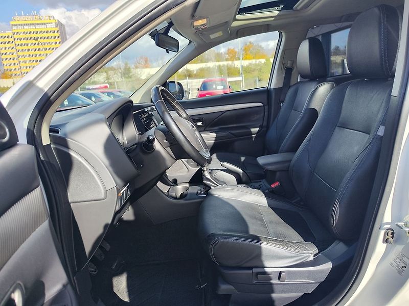 Mitsubishi Outlander 2.2 DI-D/110kW 4x4,7 Míst - fotka 17 z 36