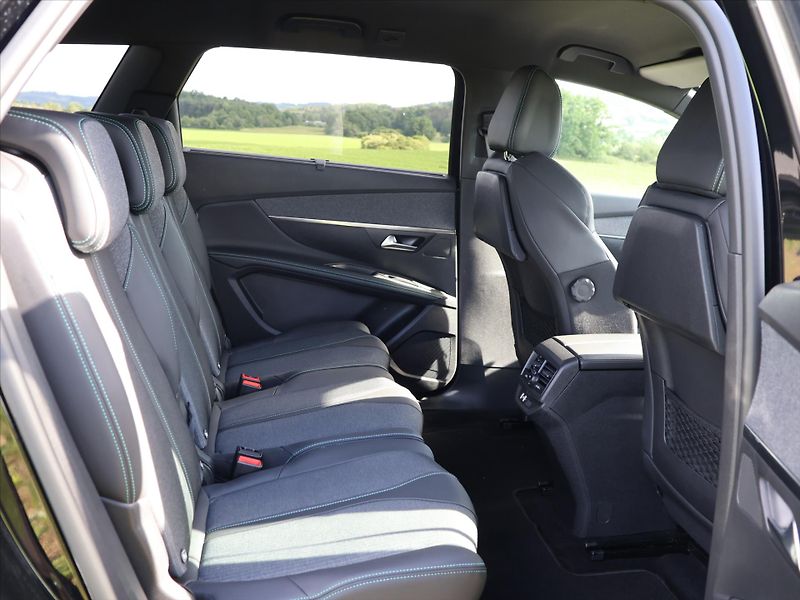 Peugeot 5008 1,2 PT Aut. Allure 7-Míst DPH - fotka 13 z 39