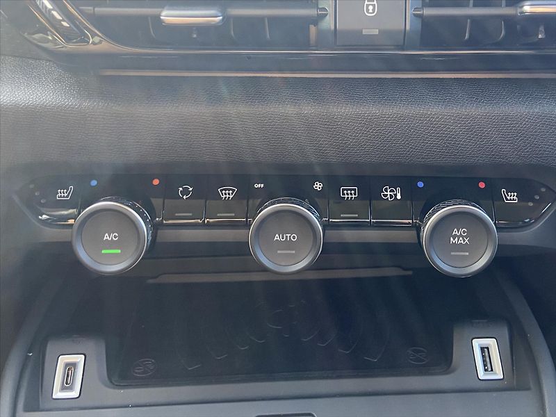 Citroën C4 1,2 PT 96kW Shine Aut Kůže HUD - fotka 22 z 34