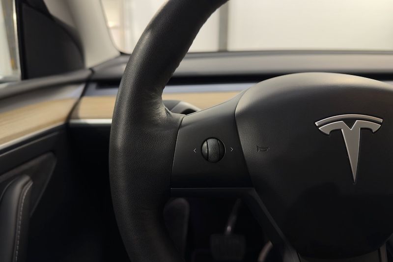 Tesla Model Y Long Range AWD Tažné - fotka 11 z 23