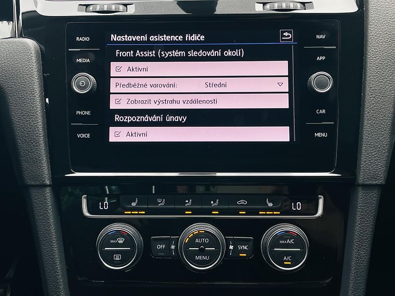 Volkswagen Golf 1.0TSI MANUÁL VÝHŘEV TAŽNÉ  - fotka 34 z 38