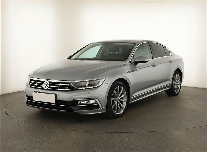 Volkswagen Passat (2018) R-Line 2.0 TDI, Automat, Kůže - fotka 2 z 18