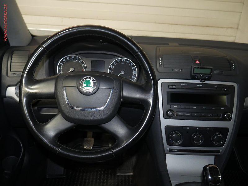 Škoda Octavia (2012) 1.6 TDI, ČR, AC, TZ, temp - fotka 13 z 17