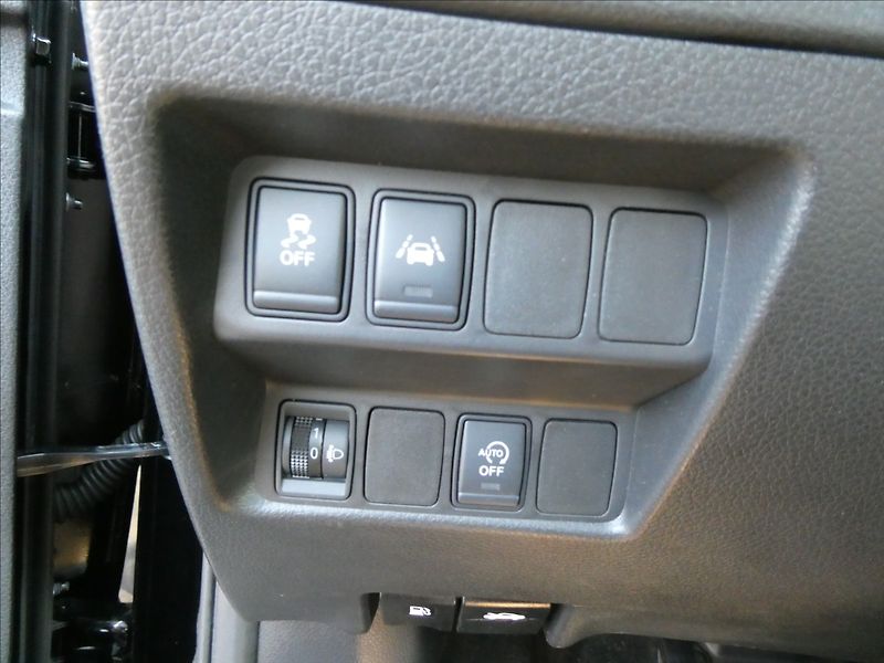 Nissan X-Trail 2,0 dCi 130kW 4x4 DPH, ČR - fotka 33 z 41