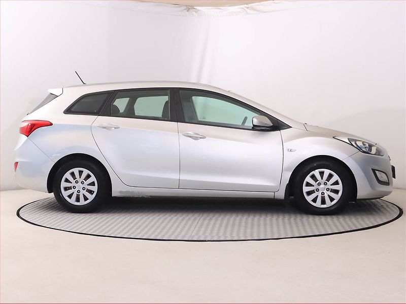 Hyundai i30 (2016) Comfort 1.6 CRDi, Serv.kniha - fotka 6 z 16