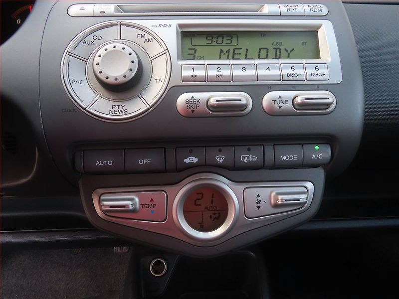 Honda Jazz (2008) 1.4 i-DSI, levný provoz - fotka 12 z 18