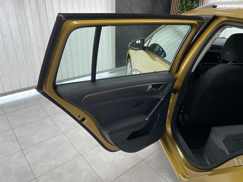Volkswagen Golf 1.4 TSi ČR LED SERVISKA  - fotka 17 z 27