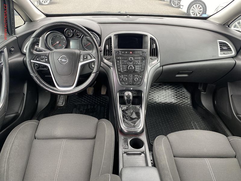 Opel Astra (2012) 2.0 TDCi, AC, navi, park - fotka 8 z 12