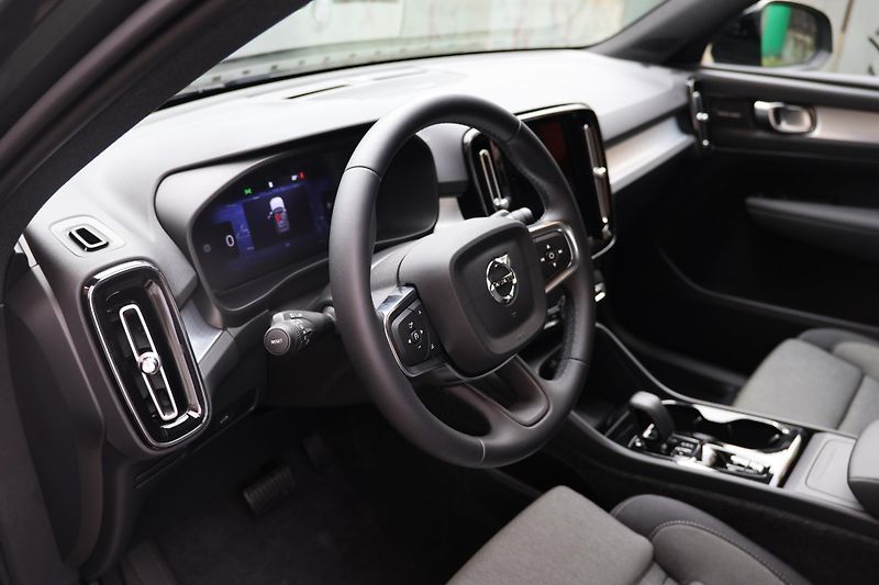 Volvo XC40 (2025) Plus, B3 Mild hybrid,rezervace - fotka 12 z 19