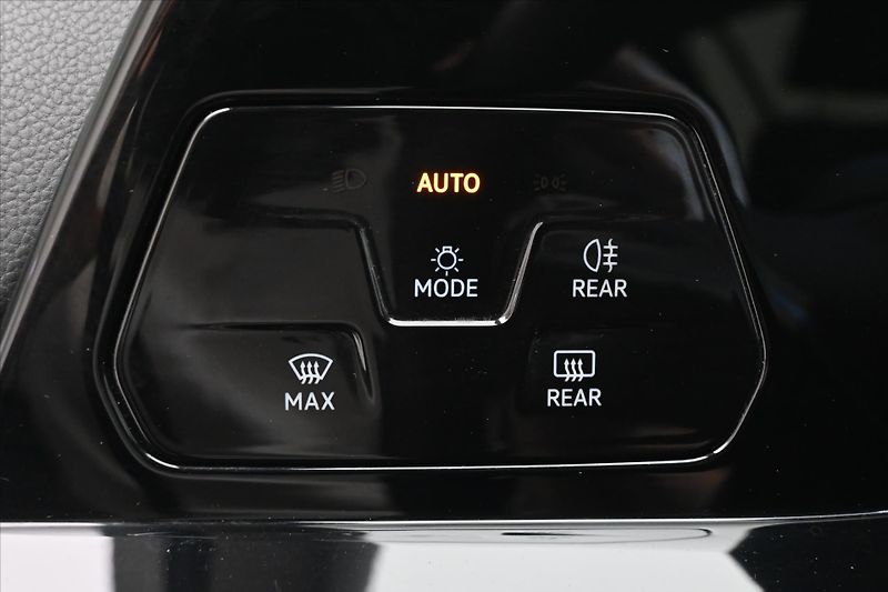 Volkswagen Golf 2,0 TDI 110kW Life LED Záruka - fotka 26 z 31