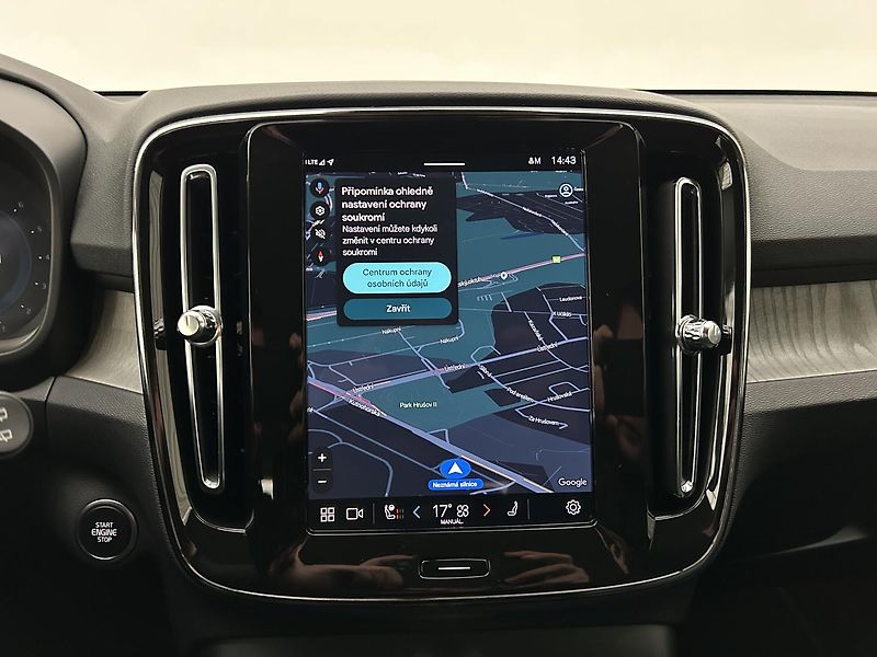 Volvo XC40 2.0 B3 ESSENTIAL - fotka 24 z 30