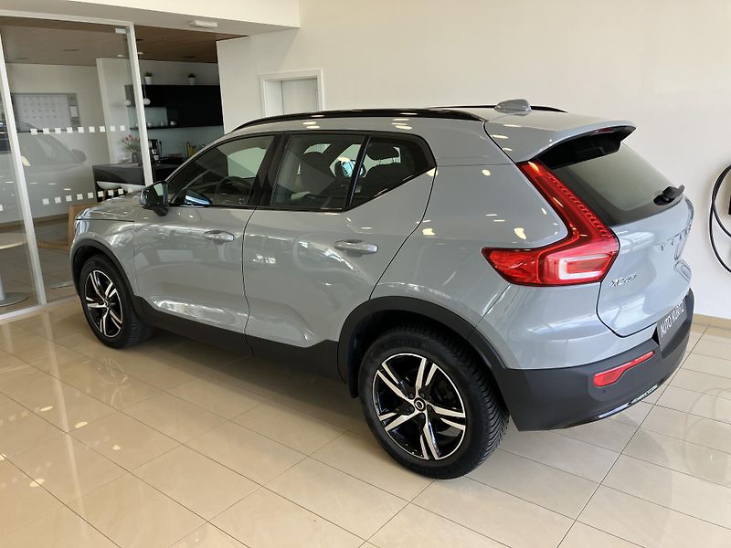 Volvo XC40 B3 FWD Plus Dark AT7 - fotka 7 z 40
