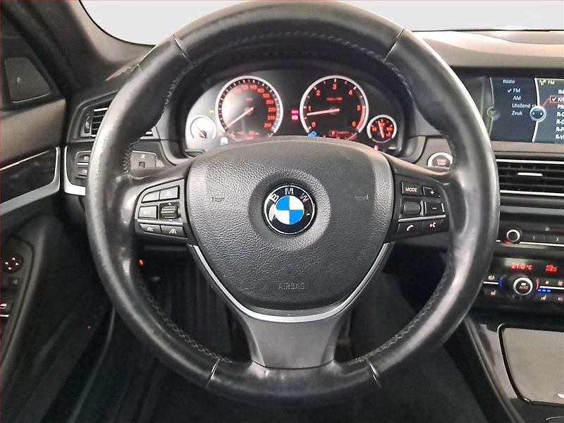 BMW Řada 5 (2011) M Paket 530d xDrive, 4X4 - fotka 23 z 24