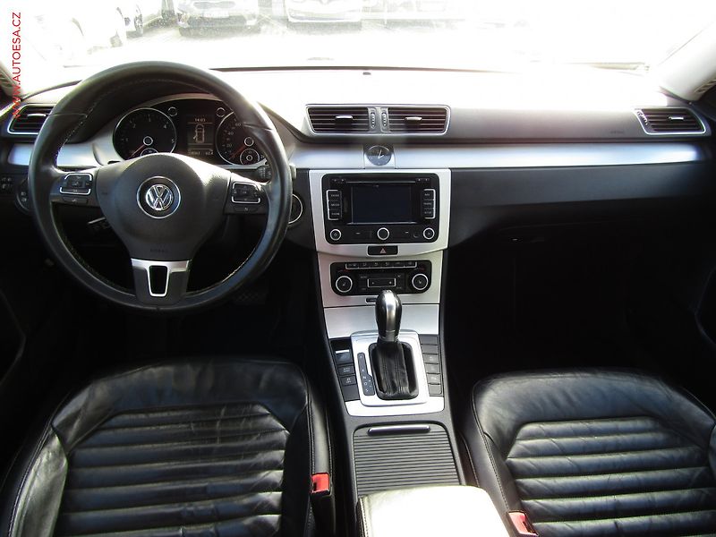 Volkswagen Passat (2012) 2.0 TDi, DSG, kůže, panor. - fotka 8 z 23