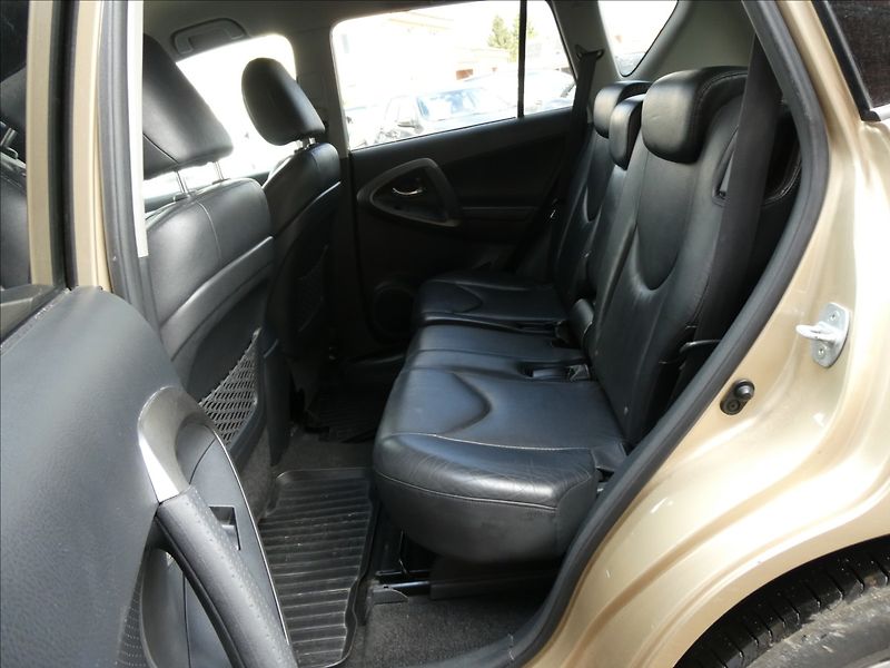 Toyota RAV4 2,2 D-4D 110kW 4x4,ČR,2.majite - fotka 17 z 40