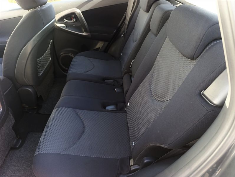 Toyota RAV4 2,2 D-4D 4x4 Aut.klimatizace - fotka 21 z 32