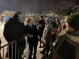 Čertovský průvod Krahulčím ve sněhu. Pekelníci měli sraz na velkém parkovišti u masny.