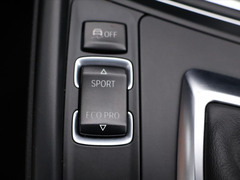 BMW Řada 3 3,0 330d xDrive 190kW M-paket - fotka 25 z 35