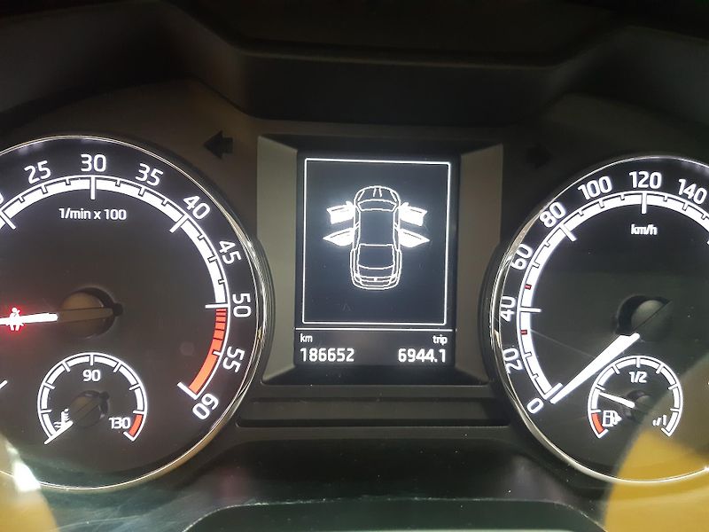 Škoda Octavia 1.6 TDI NAVI KAMERA APP - fotka 18 z 28