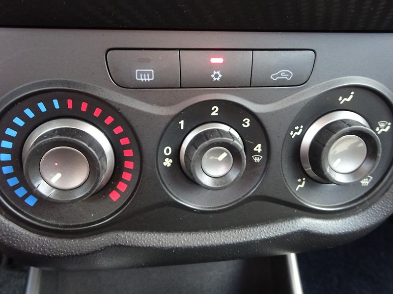 Alfa Romeo MiTo 1.4i 70kW KLIMA  - fotka 21 z 29