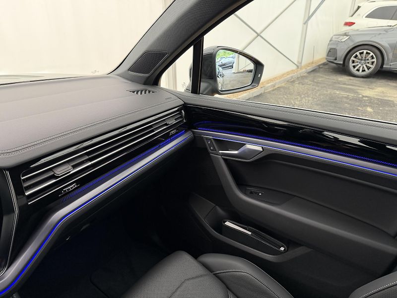 Volkswagen Touareg 3.0Tdi*1-MAJ*DPH*R-LINE*HUD* - fotka 47 z 51
