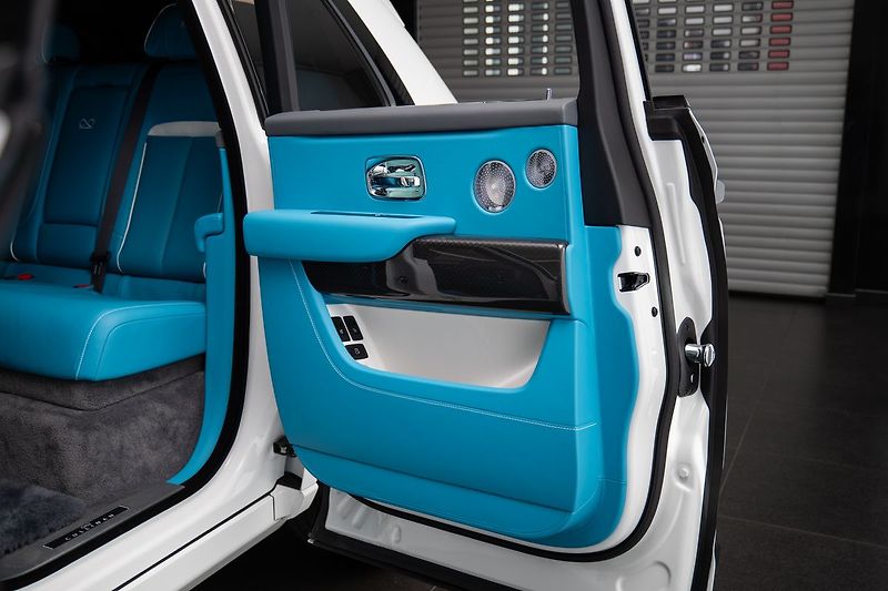 Rolls-Royce Cullinan Black Badge/Bespoke/Starling r - fotka 10 z 38