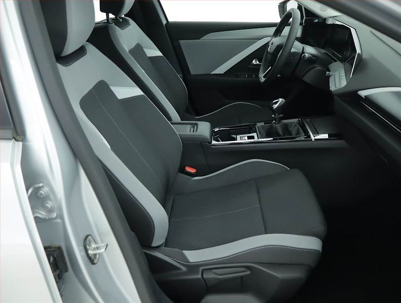 Opel Astra (2024) Edition 1.2 Turbo - fotka 9 z 15