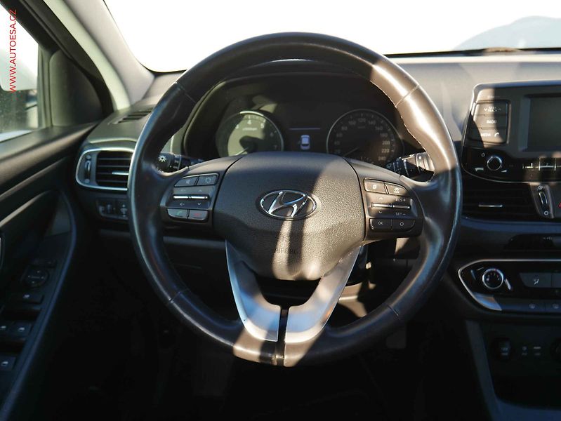 Hyundai i30 (2018) 1.0 T-GDI, ČR, STK3/28, AC - fotka 13 z 14