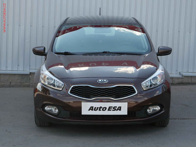 Kia Ceed (2016) 1.4 i, 2.maj,ČR, servis - fotka 2 z 15