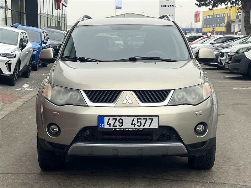 Mitsubishi Outlander 2,0 DI-D  Intense plus 4WD - fotka 2 z 18