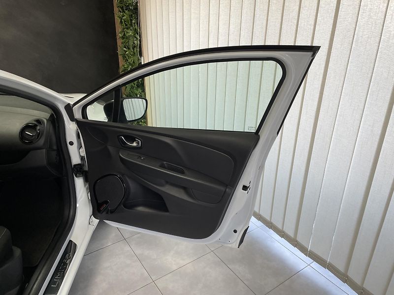 Renault Clio 0.9 TCe ČR 1.MAJ REZERVACE  - fotka 13 z 28