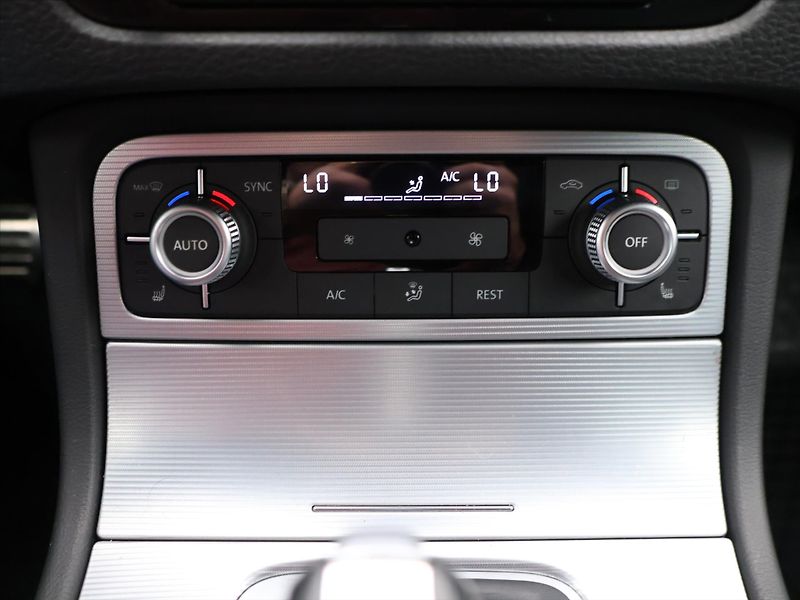 Volkswagen Touareg 3,0 TDI V6 193kW Exclusive CZ - fotka 18 z 27